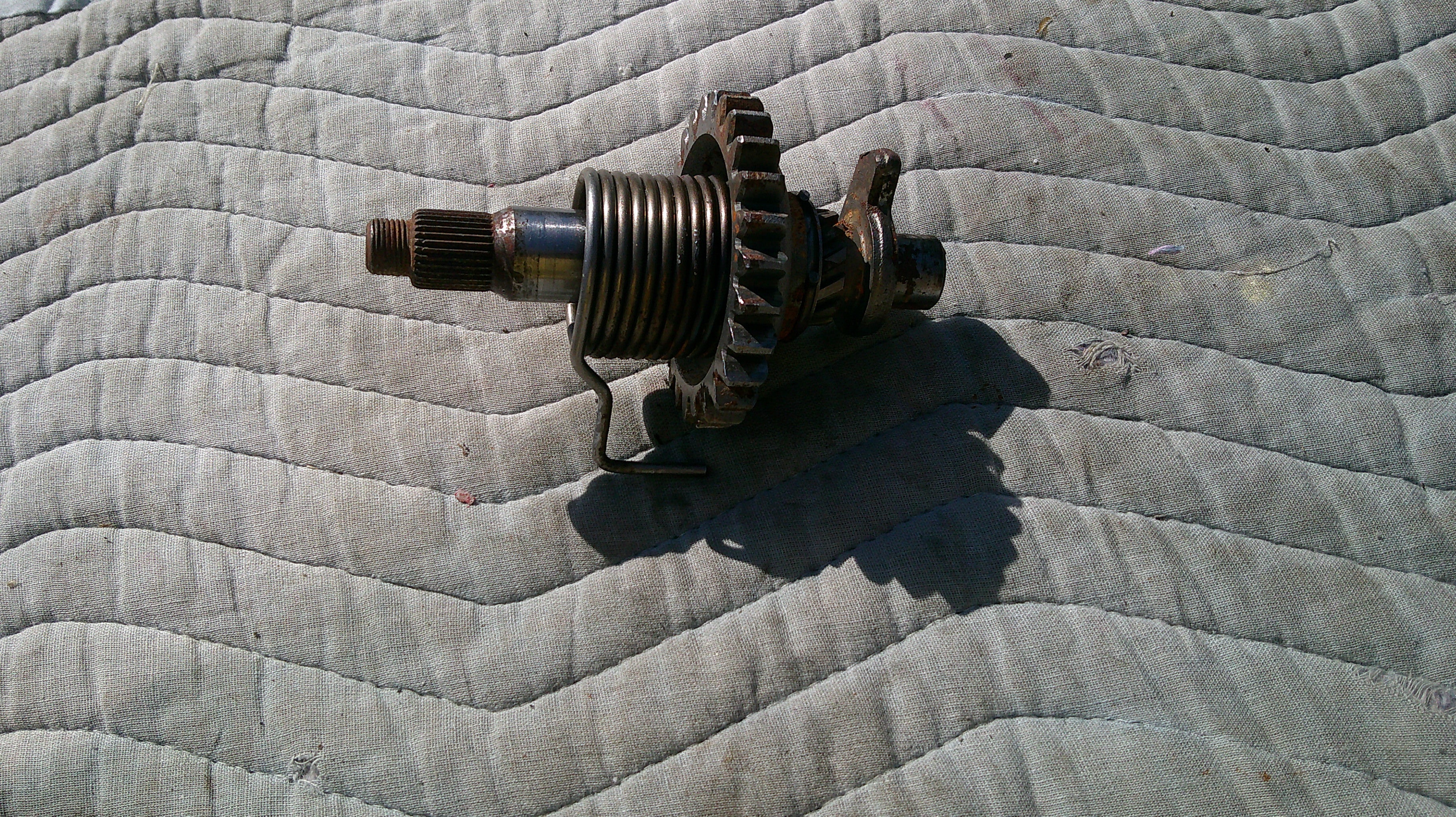1981 Yamaha IT/YZ 465 490 kick starter gear and spring assembly