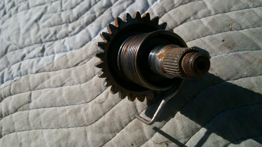 1981 Yamaha IT/YZ 465 490 kick starter gear and spring assembly