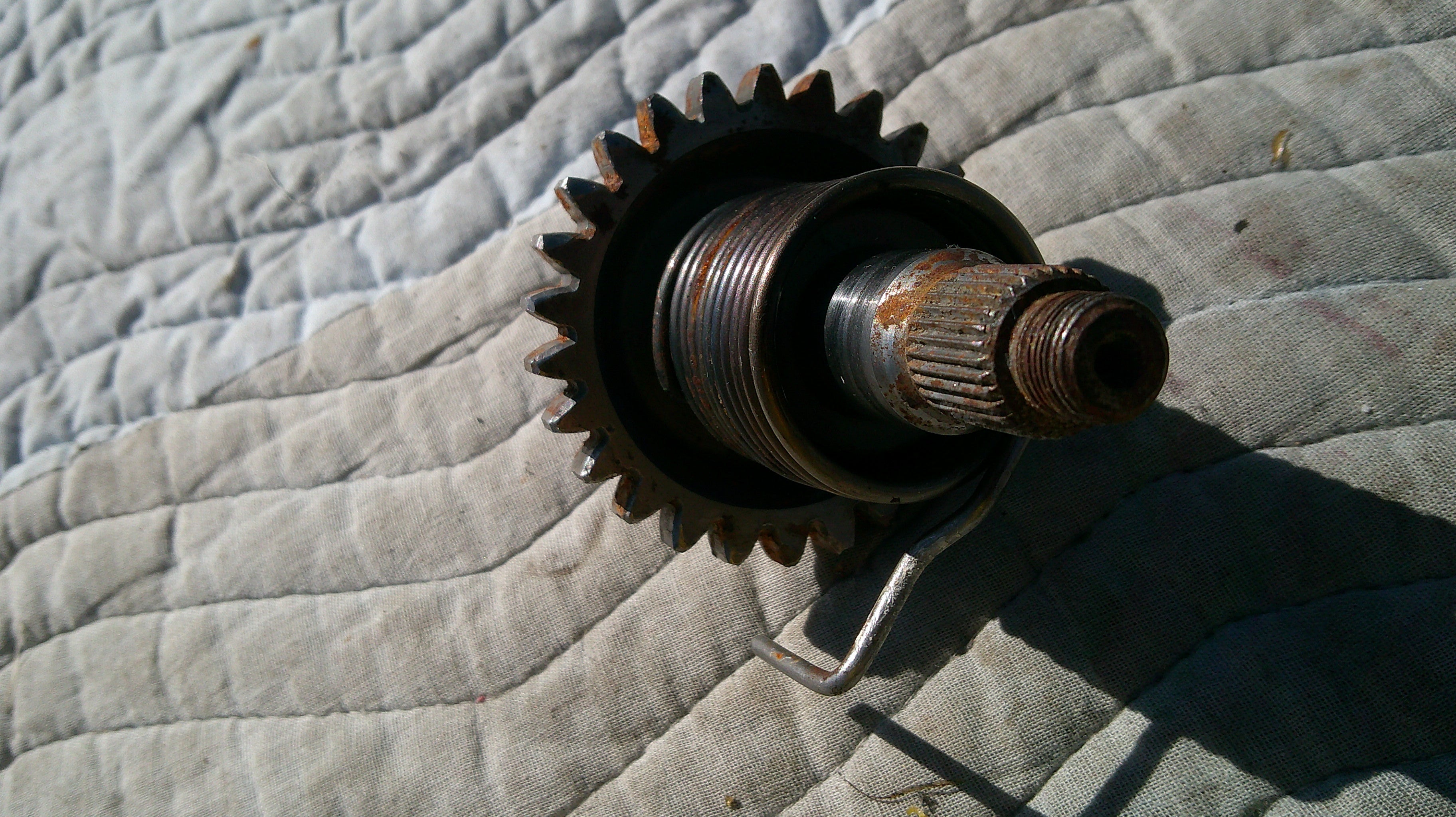 1981 Yamaha IT/YZ 465 490 kick starter gear and spring assembly